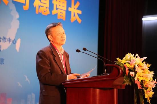 国务院参事、住房和城乡建设部原副部长仇保兴发表主题演讲