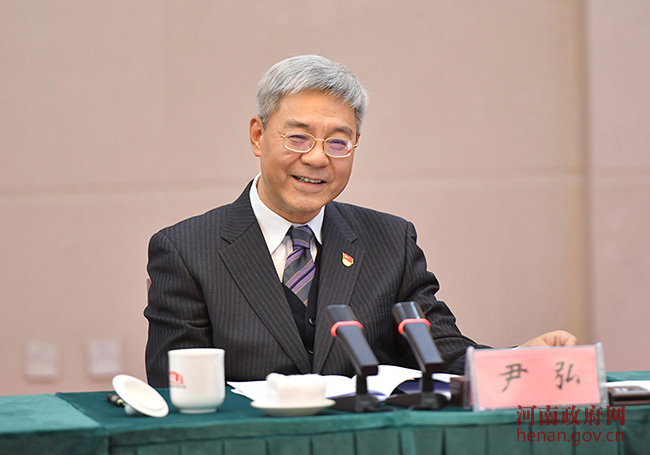 河南:尹弘向新聘省政府参事颁发聘书