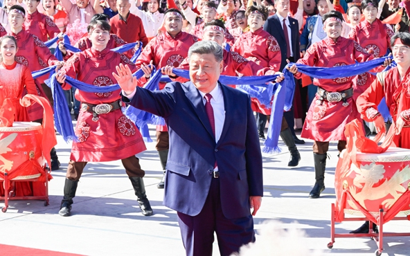 习近平在出席新疆维吾尔自治区成立70周年庆祝活动后返回北京