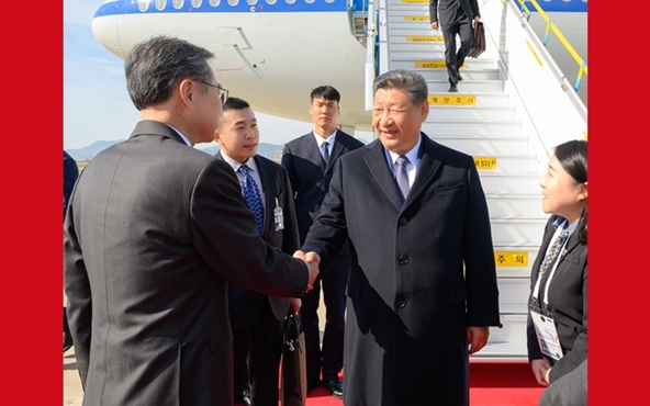 习近平抵达韩国出席亚太经合组织第三十二次领导人非正式会议并对韩国进行国事访问