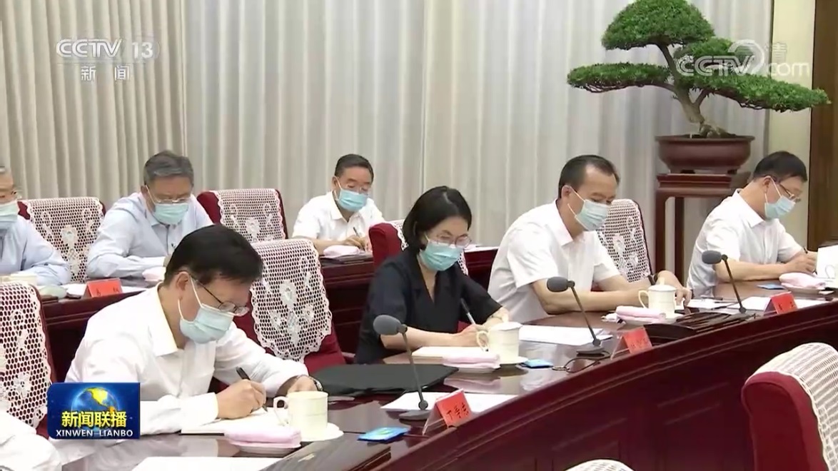 中共中央召开党外人士座谈会 杜莹芬参事参会-20220725